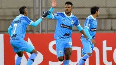 Aldair Rodríguez con la camista del Deportivo Binacional de Perú. (Foto: Andina)