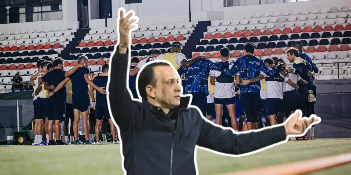 Alejandro Restrepo molesto, jugadores atrás abrazados (Foto: Alianza Lima)