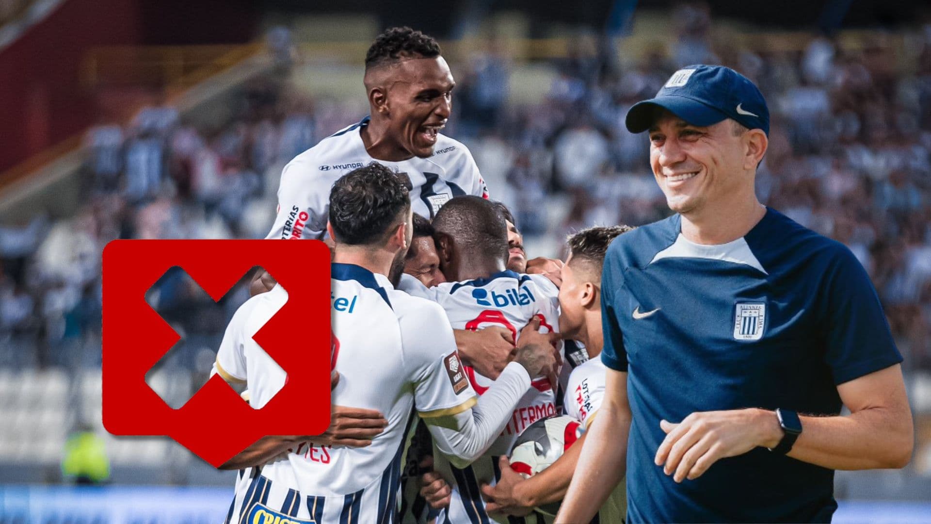 Alejandro Restrepo observando una celebración de los jugadores de Alianza Lima