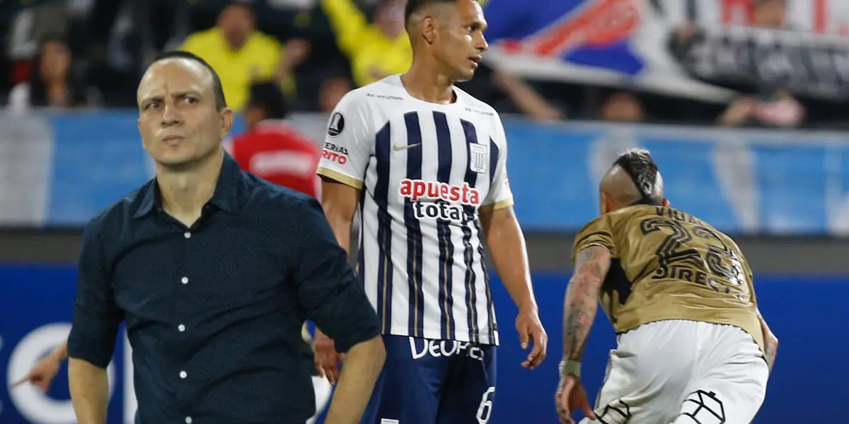 Alejandro Restrepo serio y Arturo Vidal celebrando su gol (Foto: Colo Colo)