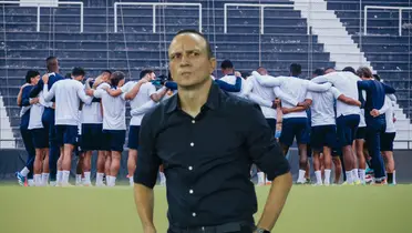 Alejandro Restrepo serio y el plantel de Alianza Lima