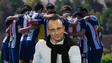Alejandro Restrepo sonriendo y el equipo de Alianza Lima abrazados