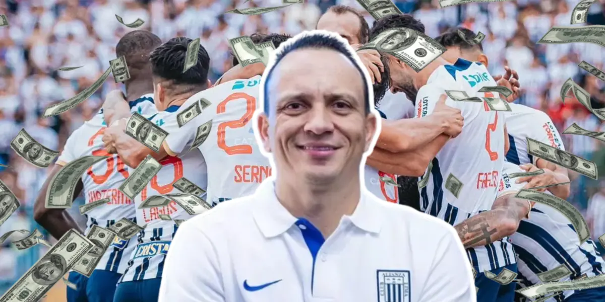 Alejandro Restrepo sonriente, mientras los jugadores de Alianza Lima celebran y cae dinero