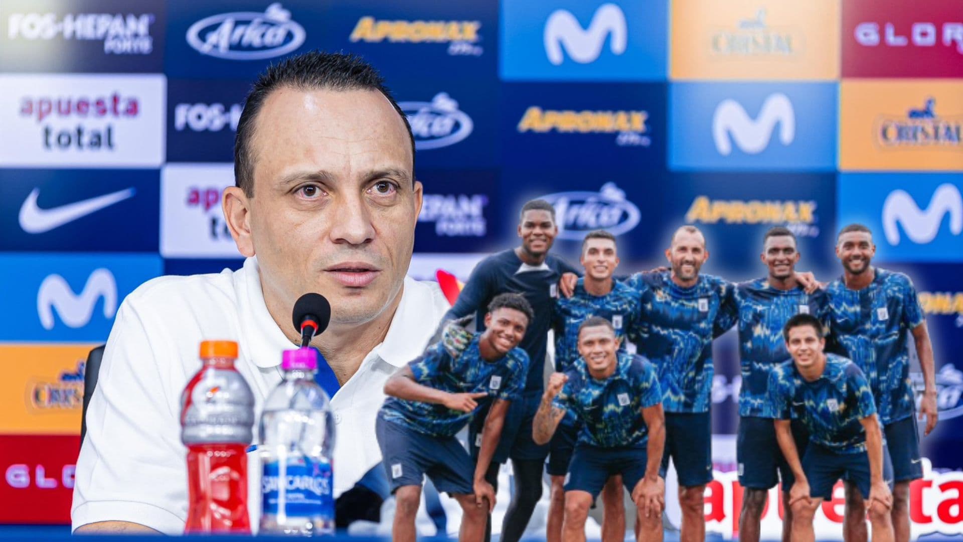 Alejandro Restrepo y el plantel de Alianza Lima.