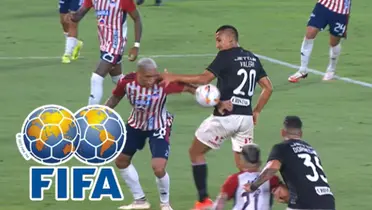 Alex Valera pelea la pelota con el jugador de Junior en Barranquilla