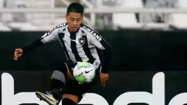 Alexander Lecaros jugando para el Botafogo de Brasil. (Foto: Infobae)