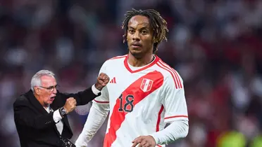 André Carrillo con la camiseta de la Selección Peruana y Jorge Fossati celebrando