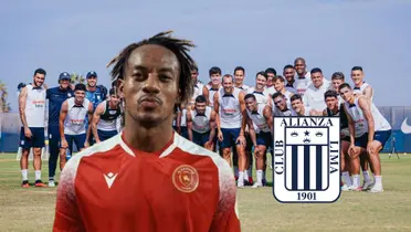 André Carrillo con la camiseta del Al-Qadisiyah y detrás los jugadores de Alianza Lima reunidos