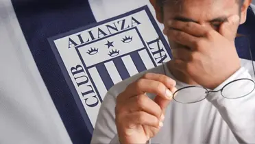 Bandera de Alianza Lima y una persona agarrándose el rostro