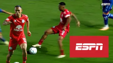 Bryan Reyna haciendo una jugada con el balón en Belgrano