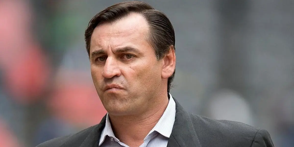 Bustos se molestó con un defensor por no saber replegarse y por ganarse una amarilla innecesaria.