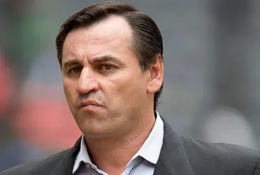 Bustos se molestó con un defensor por no saber replegarse y por ganarse una amarilla innecesaria.