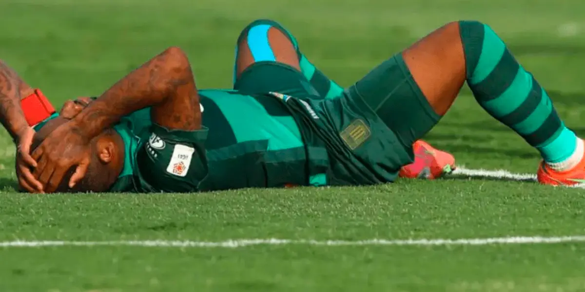 Carlos Bustos casi no lo hace jugar por malo, lo querían botar del club, pero ahora se lesionó