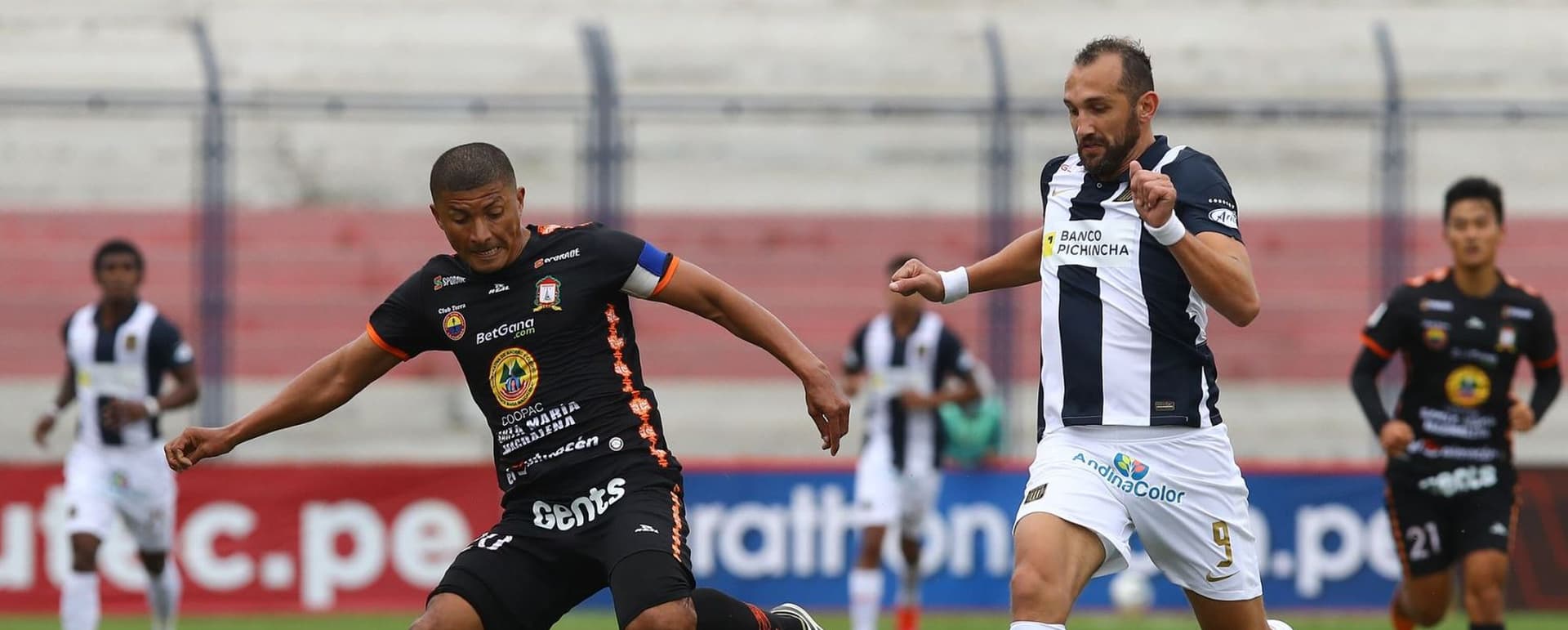 Carlos Bustos creyó oportuno darle descanso a Jefferson Farfán para el cotejo contra los celestes.