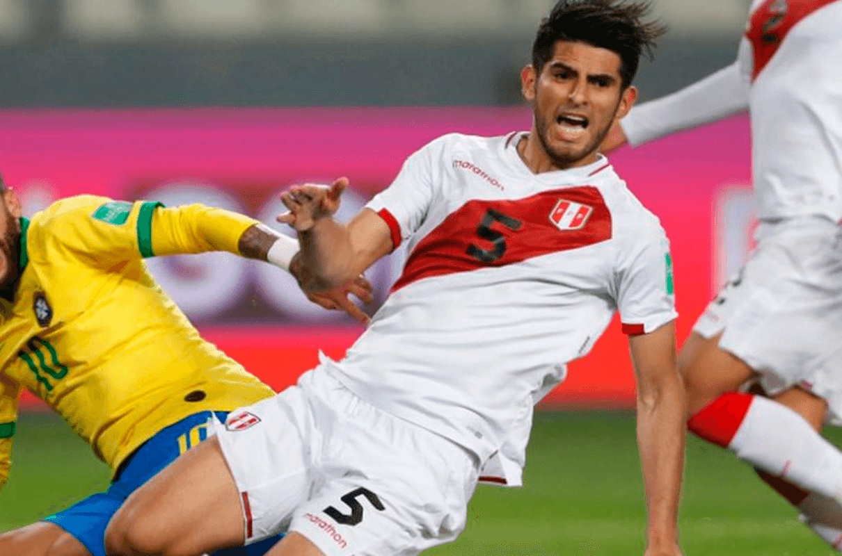 Carlos Zambrano tendría las horas contadas en el once de la Selección Peruana