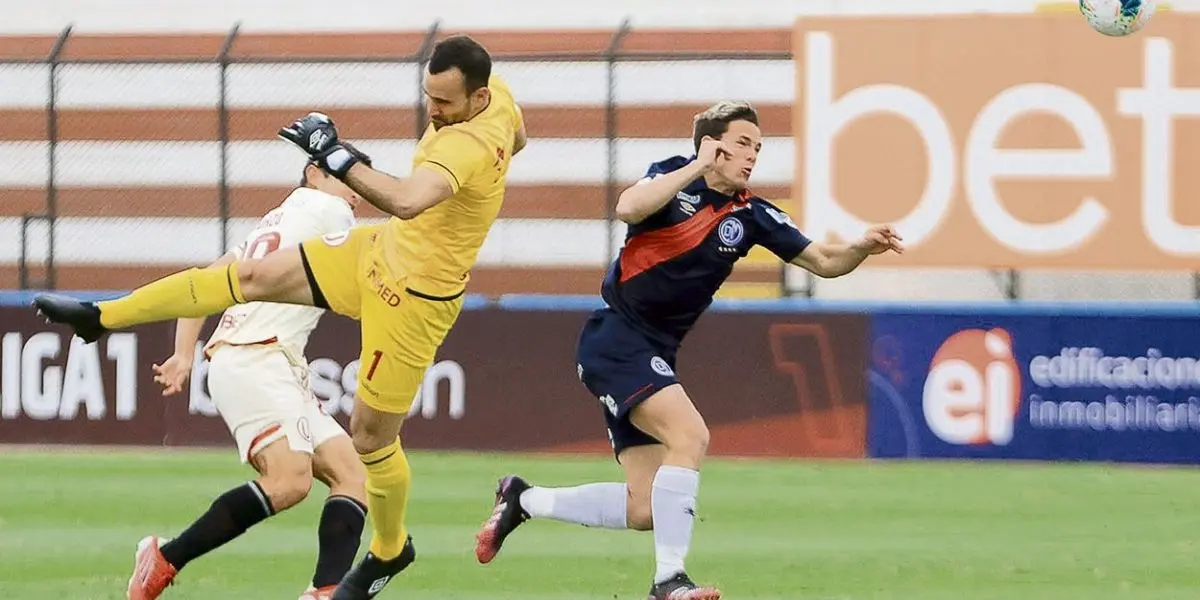Carvallo fue responsable de esquivar un balón que iba directo al campo en el tiempo agregado.