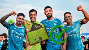 Cazonatti, Solís, Da Silva y Cháves celebrando un triunfo con Sporting Cristal