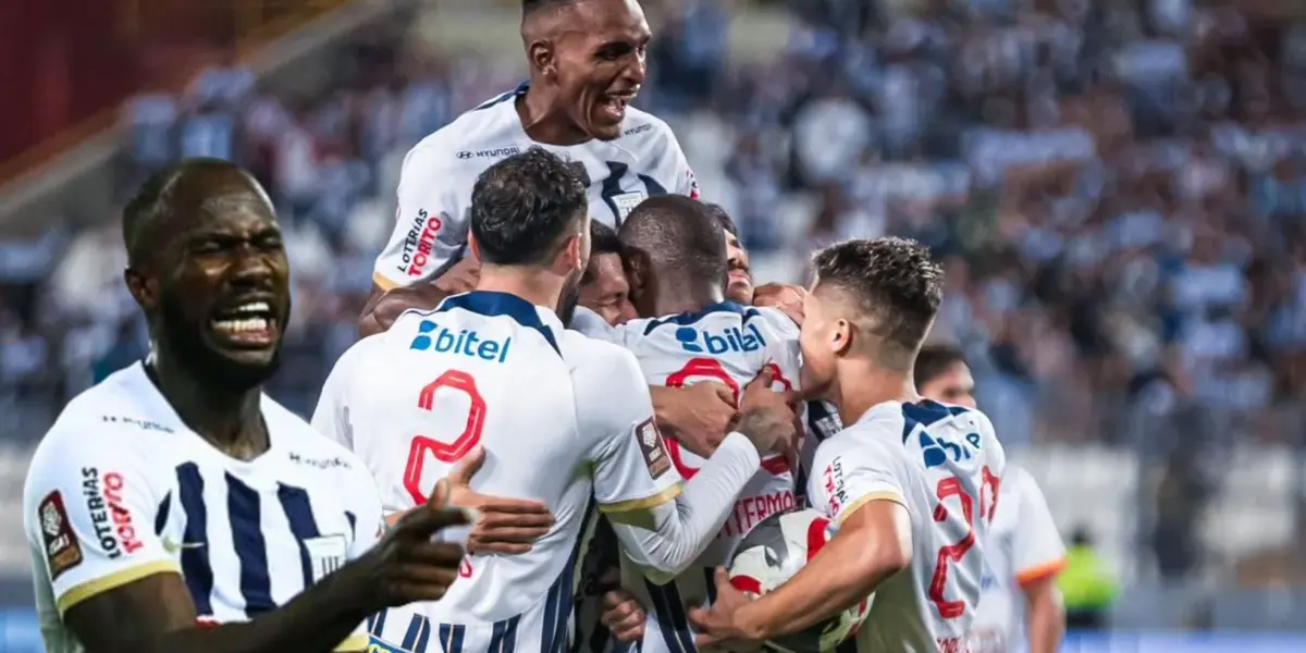 Cecilio Waterman con signo de dolor y los jugadores de Alianza Lima celebrando gol