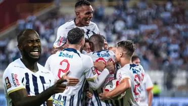Cecilio Waterman con signo de dolor y los jugadores de Alianza Lima celebrando gol 