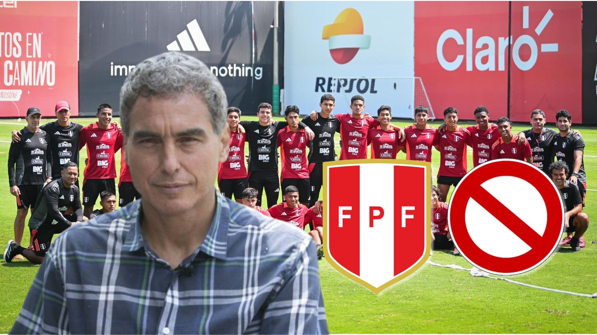 Chemo del Solar y detrás los jugadores de la Sub-20 en Videna