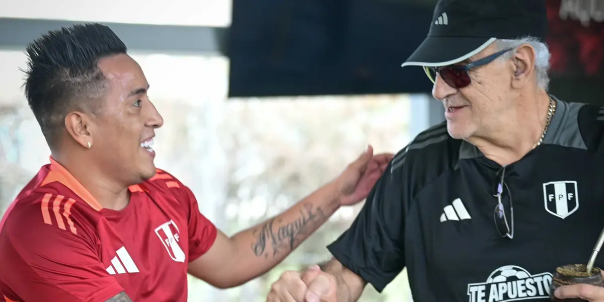 Christian Cueva dándose la mano con Jorge Fossati