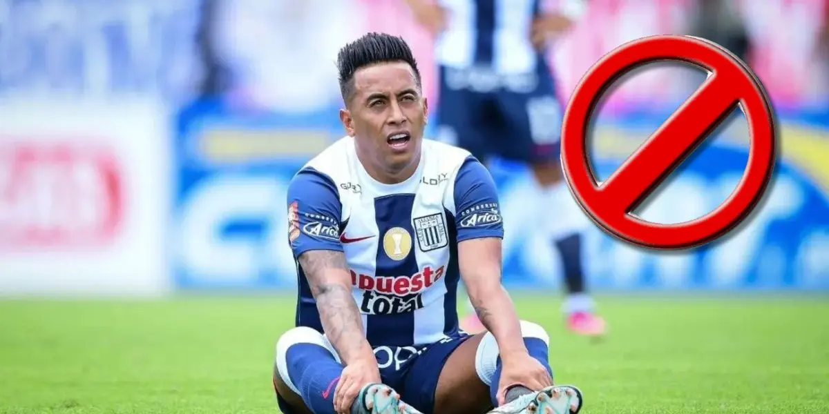 Christian Cueva sentado en el campo y vistiendo la camiseta de Alianza Lima