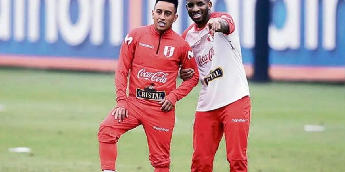 Christian Cueva y Jefferson Farfán con la ropa de entrenamiento de la Selección Perú. (Foto: RPP)