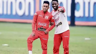 Christian Cueva y Jefferson Farfán con la ropa de entrenamiento de la Selección Perú. (Foto: RPP)