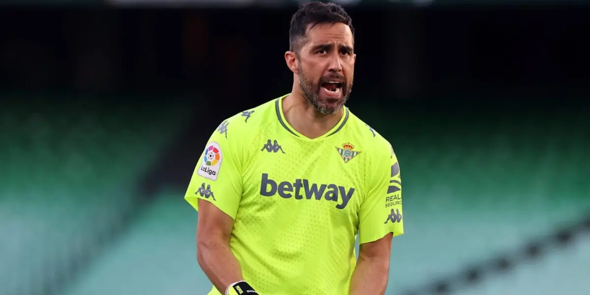 Claudio Bravo jugando para el Real Betis de España. FOTO: Sentimiento Popular.
