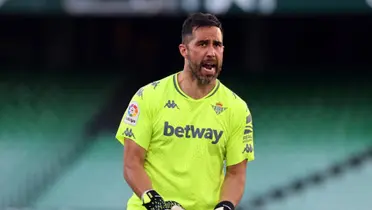 Claudio Bravo jugando para el Real Betis de España. FOTO: Sentimiento Popular.
