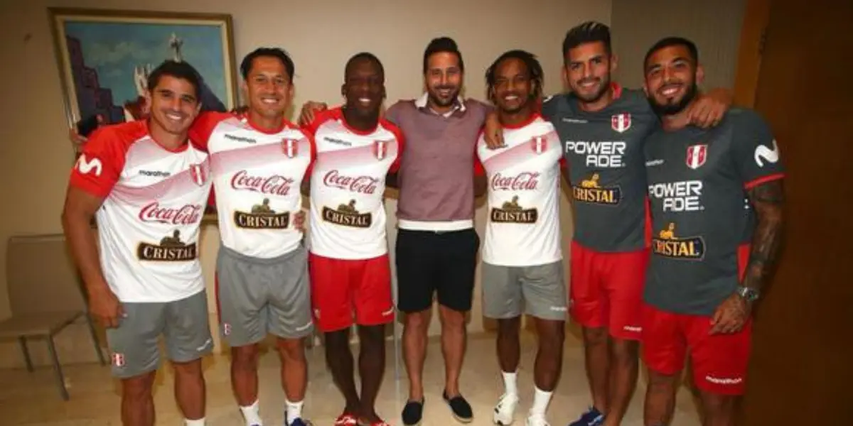 Claudio Pizarro estuvo con el equipo viendo el Australia vs Emiratos Árabes Unidos