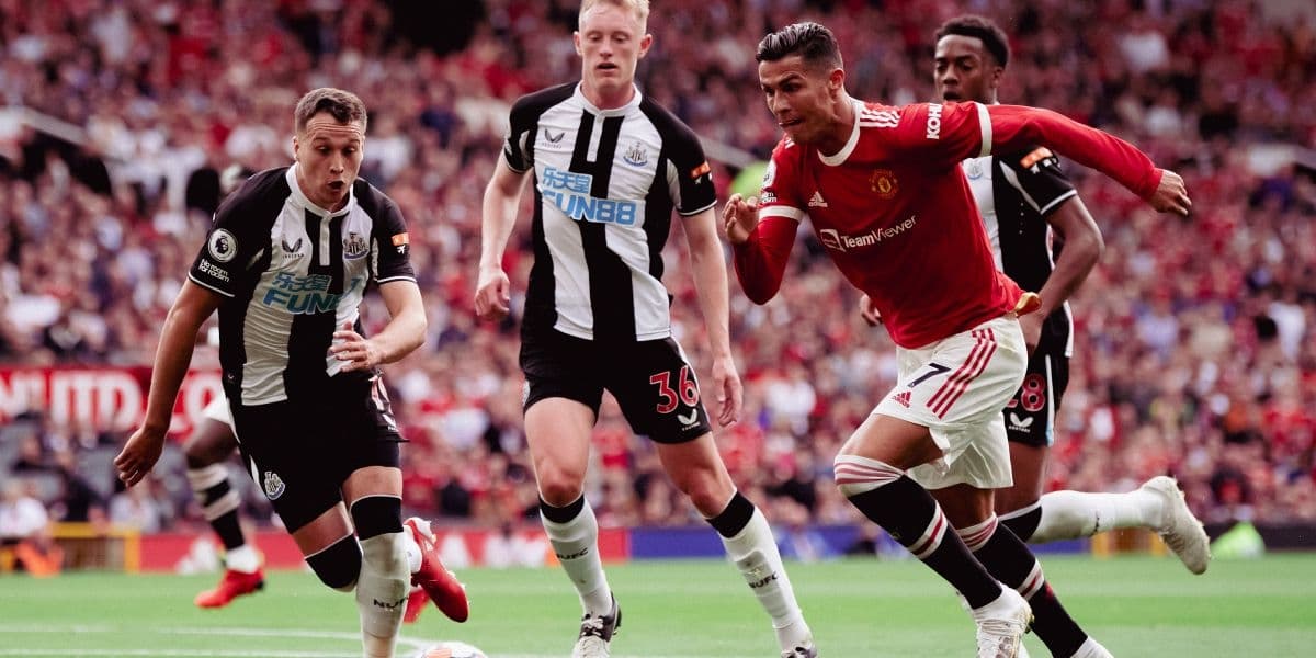 CR7 debutó con un gol con el Manchester United ante el Newcastle al final del primer tiempo.