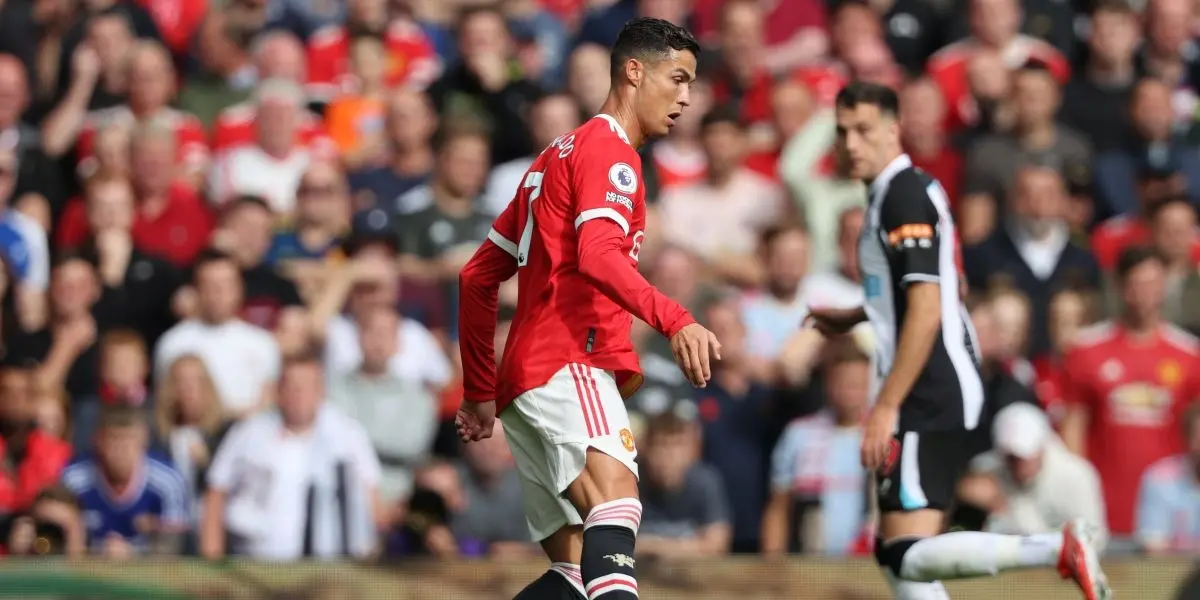 CR7 marcó un gol con el Manchester United, demostrando ser más trascendente que Messi en su debut.