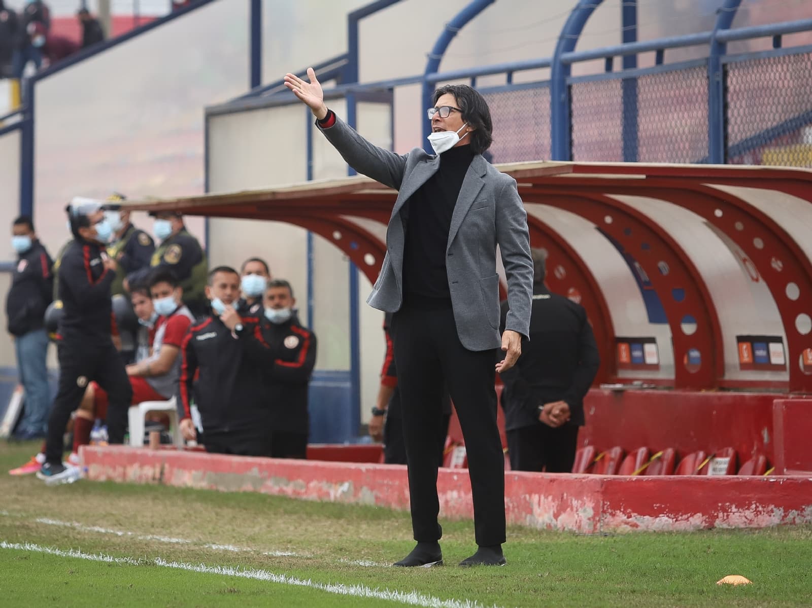 Cuando parecía que la reconciliación entre Ángel Comizzo y los hinchas de Universitario estaba cerca, lo sucedido en el encuentro ante Ayacucho FC alejó más esa posibilidad y nuevamente pidieron su salida del club.