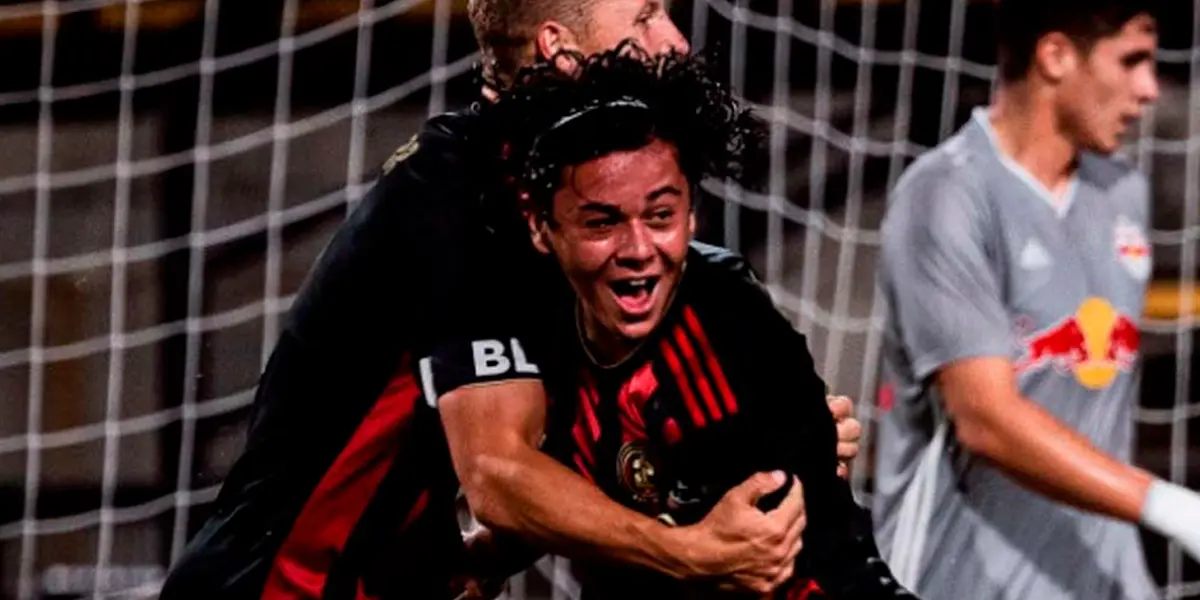 David Mejia firmó su primer contrato profesional y se espera mucho de él