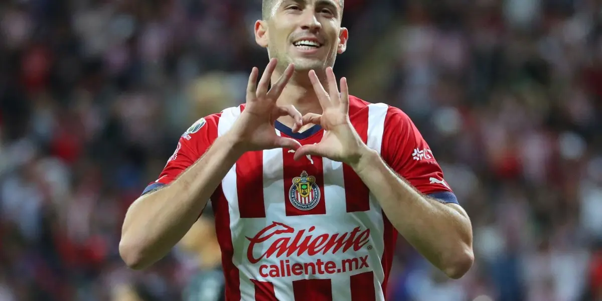 Delantero fue notificado que no está en los planes de Chivas y busca salir del equipo