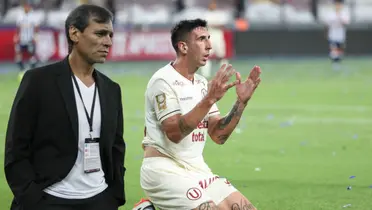 Diego Dorregaray de rodilla en un partido y Fabián Bustos con las manos en el bolsillo 