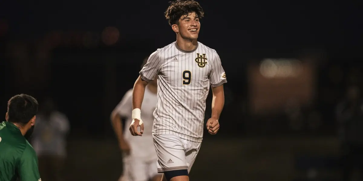 Diego Otoya con la camiseta 9 del San Jose Earthquakes de USA. (Foto: UCI Athletics)