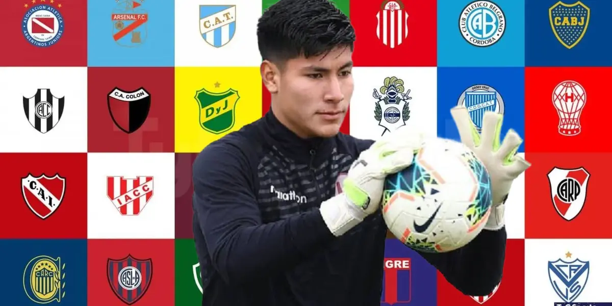Diego Romero atrapando un balón y detrás equipos de la Liga Argentina