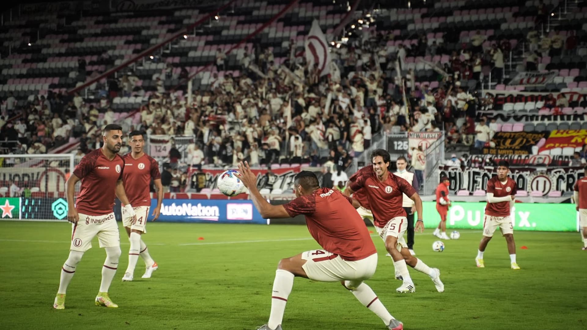 Diversos seguidores de Universitario se mostraron entusiasmados con la hinchada crema que llegó hasta Miami.