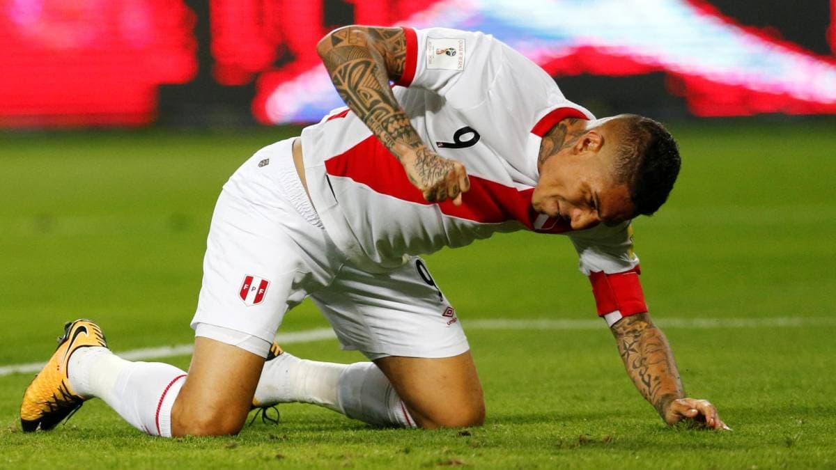 Edison Flores no tiene un buen rendimiento desde hace mucho y en el partido contra Uruguay prolonga su mala racha. Sergio Peña debió ser el encargado de proveer a Guerrero en el ataque.
