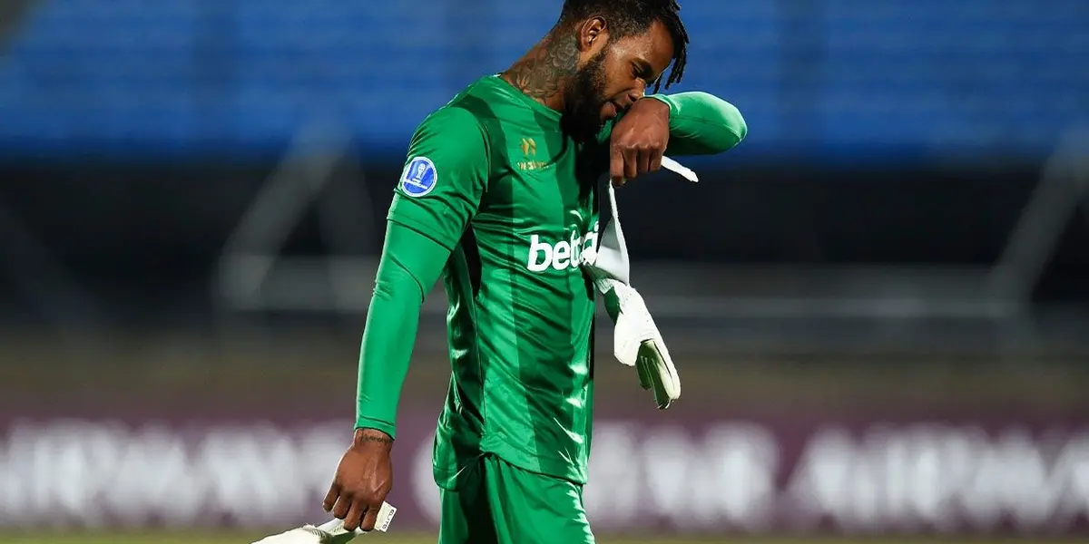 El arquero rojinegro no la pasa nada bien en la Ciudad Blanca.