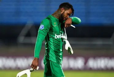 El arquero rojinegro no la pasa nada bien en la Ciudad Blanca.