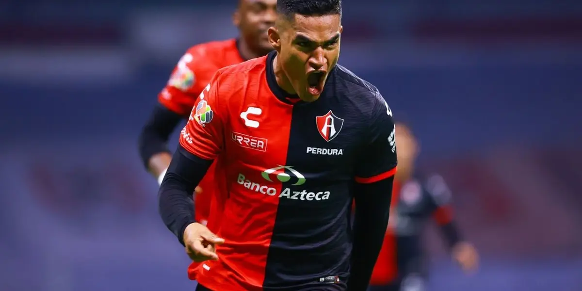 El defensa peruano está dando la hora en México.