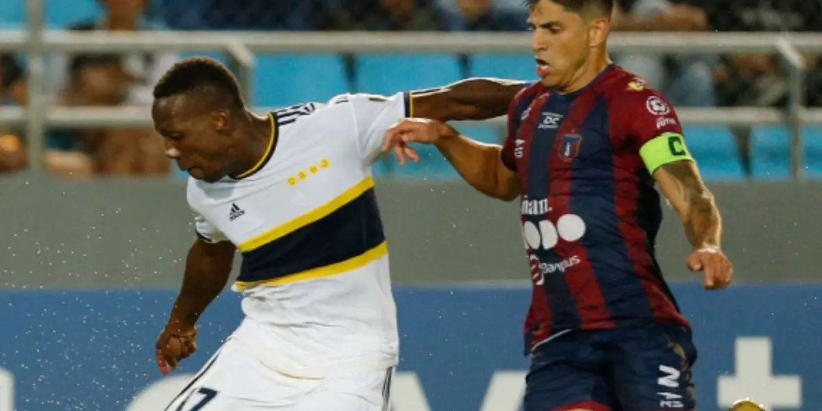 El defensor peruano fue suplente e ingresó en el duelo con Boca Juniors