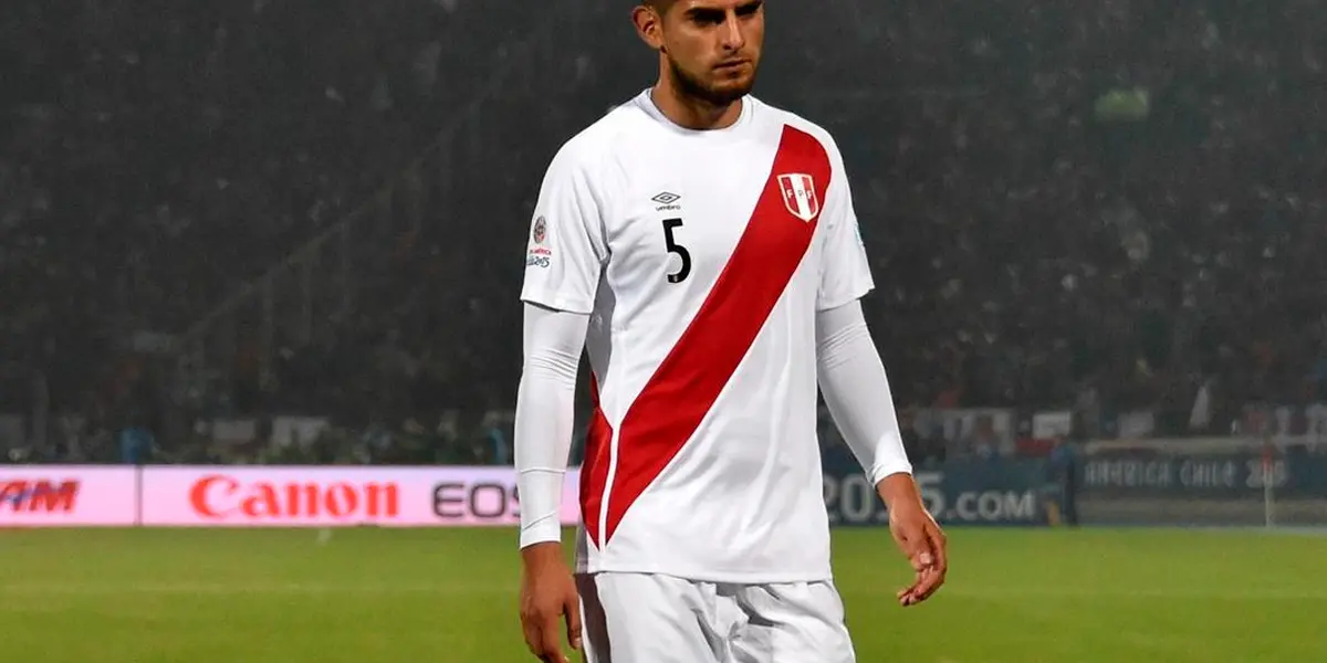 El defensor peruano recibiría la cruz por parte del técnico de la Selección Peruana