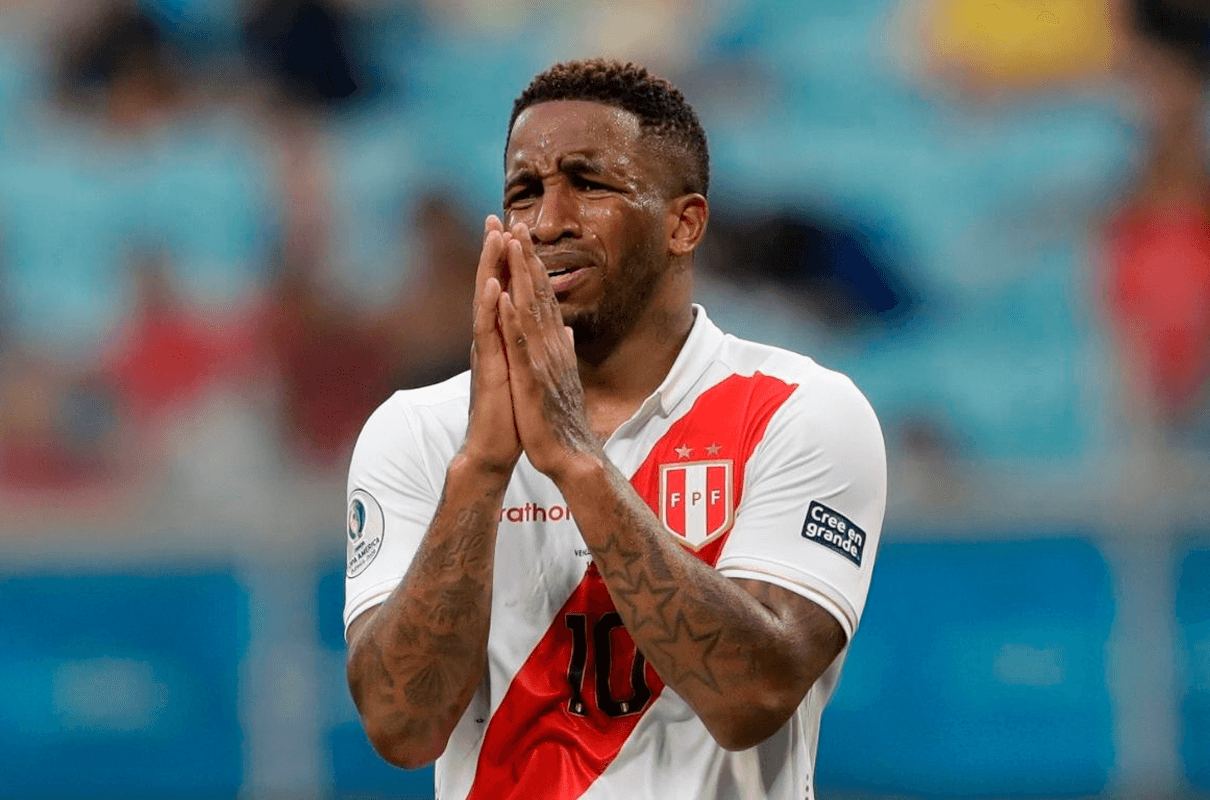 El delantero nacional no la está pasando nada bien en el fútbol debido a una lesión en la rodilla8