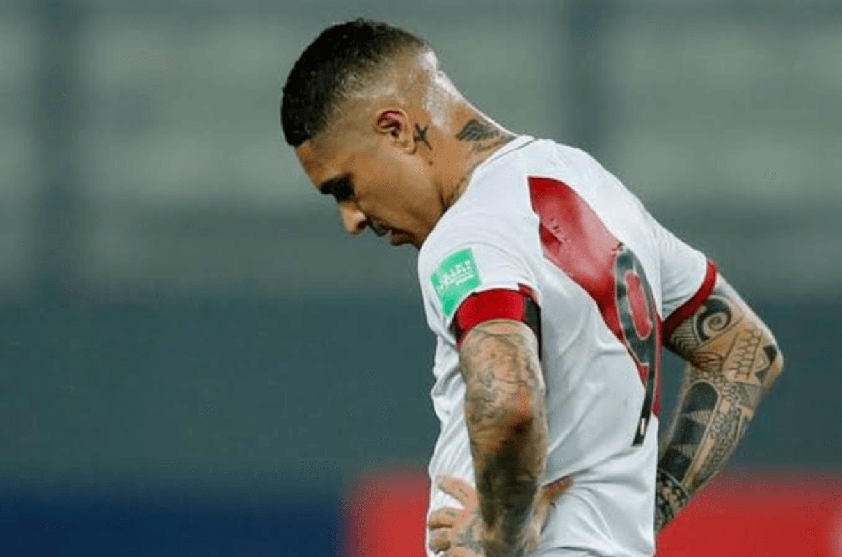 El delantero nacional no podrá estar en el partido más importante del año para Perú