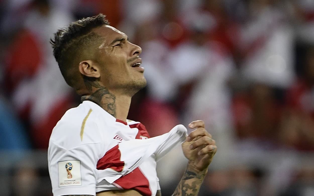 El delantero peruano arriesgo su físico para estar contra Chile