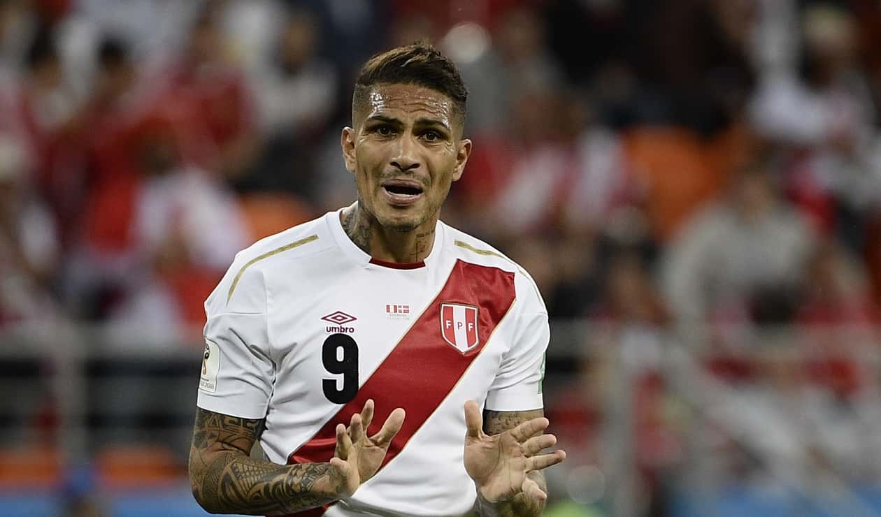 El delantero peruano fue pedido por el entrenador de un gigante de Brasil, pero sus exigencias habrían terminado con las negociaciones.